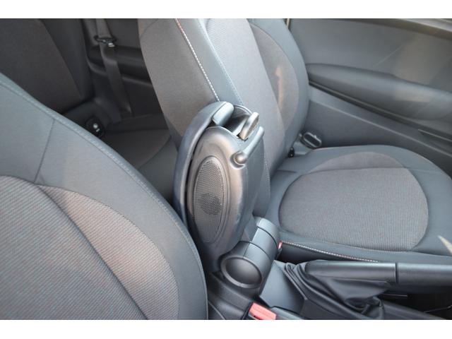 アームレスト装備：隣の方と仲良く使ってください！