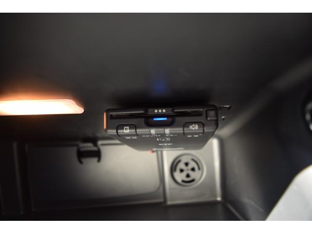 ＥＴＣ車載器はグローブボックスにあります。右にあるボタンを右にスライドすると、カード抜くことができます。