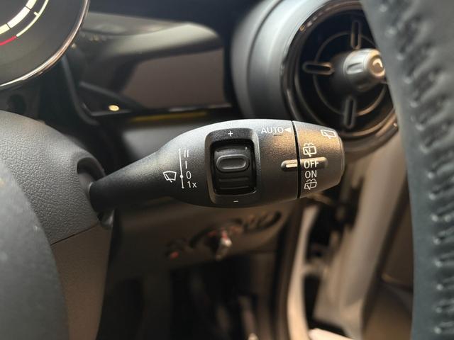 ＭＩＮＩ クーパーＤプレミアムプラスパッケージクラシックトリム　アップルカープレイ・純正バックカメラ・純正シートヒーター・ワイヤレスチャージング・ＥＴＣ・キーレス・コンフォートアクセス・Ｂｌｕｅｔｏｏｔｈ・プレミアムプラスパッケージ・認定中古車（24枚目）