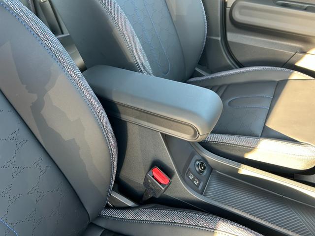 ＭＩＮＩ クーパーＣ　クラシック・トリム　純正ナビ・純正バックカメラ・純正シートヒーター・アップルカープレイ・アンドロイドオート・アダプティブクルーズコントロール・Ｂｌｕｅｔｏｏｔｈ・キーレス・ステアリングヒーター・ＥＴＣ・認定中古車（16枚目）