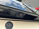 純正バックカメラ装備車両です。バックカメラにて車両後方の映像を映し出し駐車操作をサポートしてくれます。