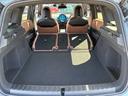 後部座席を倒すと、さらに荷物を入れることができます。