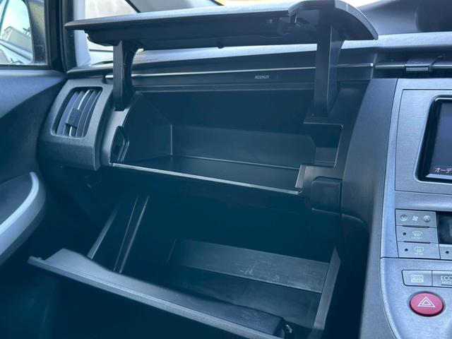 プリウス Ｓ　純正ナビ（ＡＭ／ＦＭ／ＣＤ／ワンセグＴＶ／ＳＤ／Ｂｌｕｅｔｏｏｔｈ／ＡＵＸ）バックカメラ　コーナーセンサー　盗難防止システム　キーレス　電動格納ミラー　ＨＩＤ　オートライト　オートエアコン（40枚目）