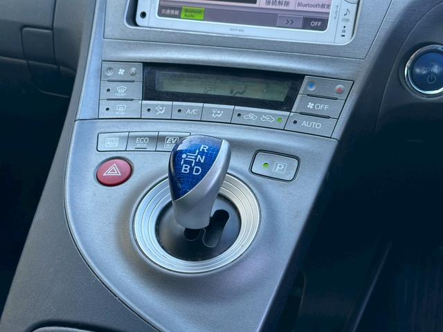 プリウス Ｓ　純正ナビ（ＣＤ／ＦＭ／ＡＭ／ワンセグＴＶ／Ｂｌｕｅｔｈｏｏｔｈ／）盗難防止システム　キーレス　電動格納ミラー　ＨＩＤ　オートライト　オートエアコン（32枚目）