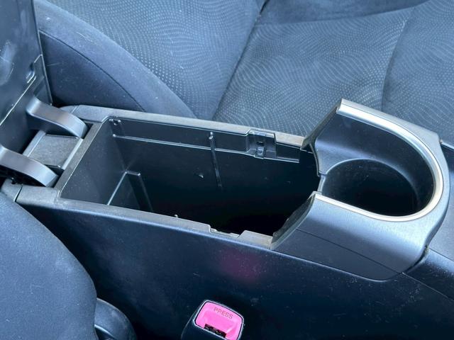 プリウス Ｓ　純正ナビ（ＣＤ／ＦＭ／ＡＭ／ワンセグＴＶ／Ｂｌｕｅｔｈｏｏｔｈ／）盗難防止システム　キーレス　電動格納ミラー　ＨＩＤ　オートライト　オートエアコン（36枚目）