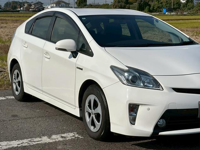 プリウス Ｓ　純正ナビ（ＡＭ／ＦＭ／ＣＤ／ＤＶＤ／フルセグＴＶ／Ｂｌｕｅｔｏｏｔｈ）バックカメラ　コーナーセンサー　盗難防止システム　キーレス　電動格納ミラー　ＨＩＤ　オートライト　オートエアコン（2枚目）