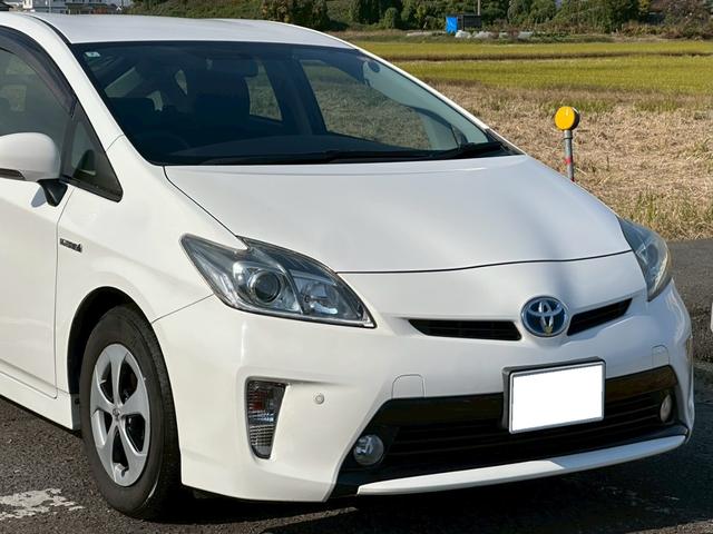 プリウス Ｓ　純正ナビ（ＡＭ／ＦＭ／ＣＤ／ＤＶＤ／フルセグＴＶ／Ｂｌｕｅｔｏｏｔｈ）バックカメラ　コーナーセンサー　盗難防止システム　キーレス　電動格納ミラー　ＨＩＤ　オートライト　オートエアコン（3枚目）
