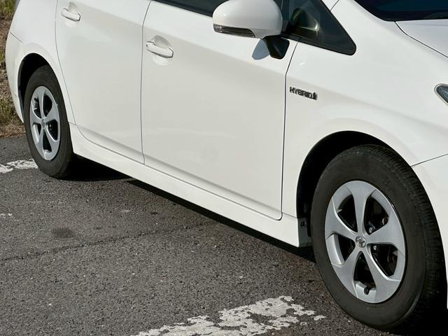 プリウス Ｓ　純正ナビ（ＡＭ／ＦＭ／ＣＤ／ＤＶＤ／フルセグＴＶ／Ｂｌｕｅｔｏｏｔｈ）バックカメラ　コーナーセンサー　盗難防止システム　キーレス　電動格納ミラー　ＨＩＤ　オートライト　オートエアコン（5枚目）