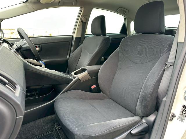プリウス Ｓ　純正ナビ（ＡＭ／ＦＭ／ＣＤ／ＤＶＤ／フルセグＴＶ／Ｂｌｕｅｔｏｏｔｈ）バックカメラ　コーナーセンサー　盗難防止システム　キーレス　電動格納ミラー　ＨＩＤ　オートライト　オートエアコン（22枚目）