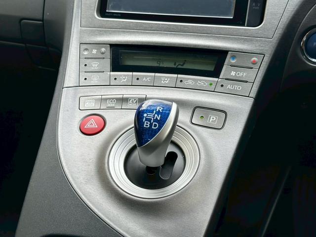 プリウス Ｓ　純正ナビ（ＡＭ／ＦＭ／ＣＤ／ＤＶＤ／フルセグＴＶ／Ｂｌｕｅｔｏｏｔｈ）バックカメラ　コーナーセンサー　盗難防止システム　キーレス　電動格納ミラー　ＨＩＤ　オートライト　オートエアコン（33枚目）