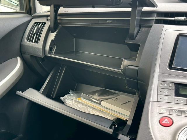 プリウス Ｓ　純正ナビ（ＡＭ／ＦＭ／ＣＤ／ＤＶＤ／フルセグＴＶ／Ｂｌｕｅｔｏｏｔｈ）バックカメラ　コーナーセンサー　盗難防止システム　キーレス　電動格納ミラー　ＨＩＤ　オートライト　オートエアコン（39枚目）