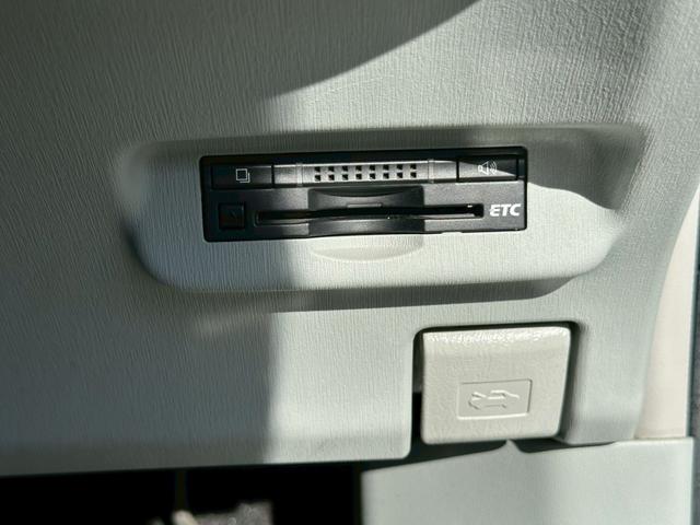 プリウス S カーオーディオ(CD/USB/AUX)盗難防止システム キーレス 電動格納ミラー HID オートライト オートエアコン(31枚目)