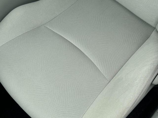 プリウス Ｓツーリングセレクション　バックカメラ　純正ナビ（フルセグＴＶ／Ｂｌｕｅｔｏｏｔｈ／ＡＭ／ＦＭ）盗難防止システム　キーレス電動格納ミラー　ＬＥＤヘッドランプ　オートライト　ヘッドライトウォッシャー　オートエアコン（77枚目）