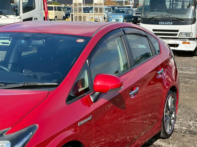 プリウス Ｓツーリングセレクション・Ｇ’ｓ　社外ナビ（ＡＭ／ＦＭ／ＨＤＭＩ／フルセグＴＶ／Ｂｌｕｅｔｏｏｔｈ）バックカメラ　オプション１８ｉｎｃＡＷ　盗難防止システム　キーレス　電動格納ミラー　ＨＩＤ　オートライト　オートエアコン（9枚目）