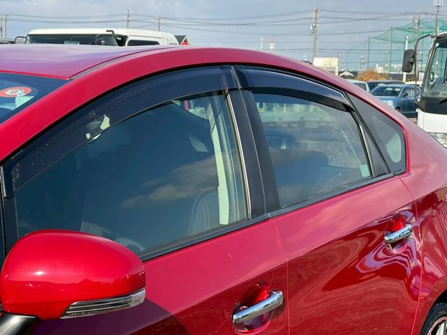 プリウス Ｓツーリングセレクション・Ｇ’ｓ　社外ナビ（ＡＭ／ＦＭ／ＨＤＭＩ／フルセグＴＶ／Ｂｌｕｅｔｏｏｔｈ）バックカメラ　オプション１８ｉｎｃＡＷ　盗難防止システム　キーレス　電動格納ミラー　ＨＩＤ　オートライト　オートエアコン（13枚目）