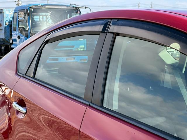 プリウス Ｓツーリングセレクション・Ｇ’ｓ　社外ナビ（ＡＭ／ＦＭ／ＨＤＭＩ／フルセグＴＶ／Ｂｌｕｅｔｏｏｔｈ）バックカメラ　オプション１８ｉｎｃＡＷ　盗難防止システム　キーレス　電動格納ミラー　ＨＩＤ　オートライト　オートエアコン（18枚目）