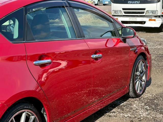 プリウス Ｓツーリングセレクション・Ｇ’ｓ　社外ナビ（ＡＭ／ＦＭ／ＨＤＭＩ／フルセグＴＶ／Ｂｌｕｅｔｏｏｔｈ）バックカメラ　オプション１８ｉｎｃＡＷ　盗難防止システム　キーレス　電動格納ミラー　ＨＩＤ　オートライト　オートエアコン（33枚目）