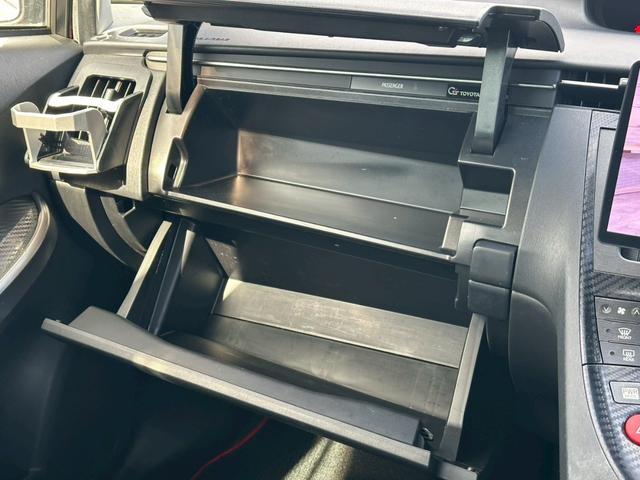 プリウス Ｓツーリングセレクション・Ｇ’ｓ　社外ナビ（ＡＭ／ＦＭ／ＨＤＭＩ／フルセグＴＶ／Ｂｌｕｅｔｏｏｔｈ）バックカメラ　オプション１８ｉｎｃＡＷ　盗難防止システム　キーレス　電動格納ミラー　ＨＩＤ　オートライト　オートエアコン（62枚目）