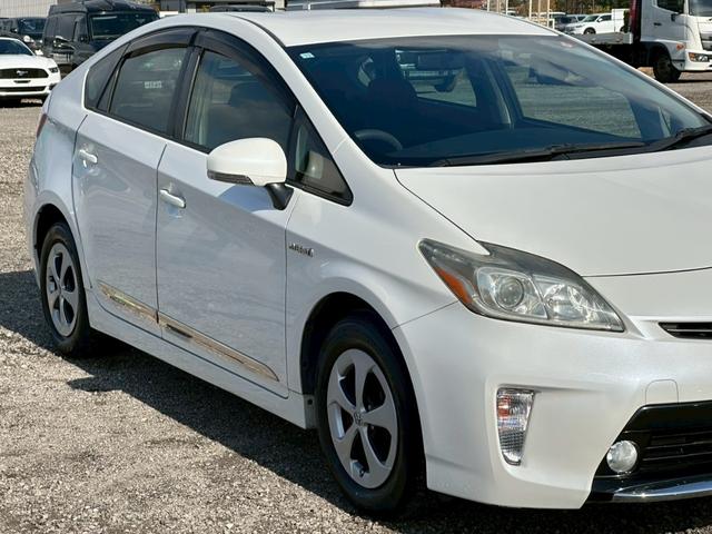 プリウス Ｓ　社外ナビ（ＡＭ／ＦＭ／ＣＤ／ＤＶＤ／フルセグＴＶ／ＡＵＸ／Ｂｌｕｅｔｏｏｔｈ）バックカメラ　盗難防止システム　キーレス　電動格納ミラー　ＨＩＤ　オートライト　オートエアコン（2枚目）