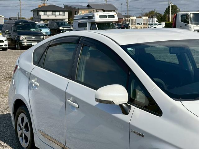 プリウス Ｓ　社外ナビ（ＡＭ／ＦＭ／ＣＤ／ＤＶＤ／フルセグＴＶ／ＡＵＸ／Ｂｌｕｅｔｏｏｔｈ）バックカメラ　盗難防止システム　キーレス　電動格納ミラー　ＨＩＤ　オートライト　オートエアコン（14枚目）