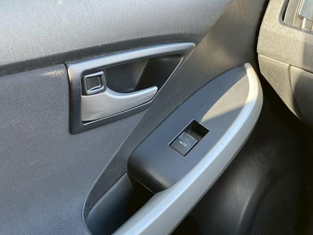 プリウス Ｓ　社外ナビ（ＡＭ／ＦＭ／ＣＤ／ＤＶＤ／フルセグＴＶ／ＡＵＸ／Ｂｌｕｅｔｏｏｔｈ）バックカメラ　盗難防止システム　キーレス　電動格納ミラー　ＨＩＤ　オートライト　オートエアコン（65枚目）