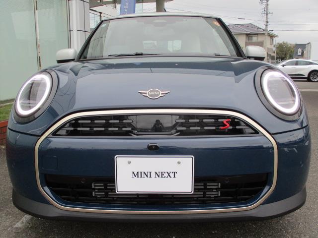 ＭＩＮＩ クーパーＳ　フェイバリット・トリム　１８ＡＷ　ＡＣＣ　全方位カメラ　ＨＵＤ　デモカー禁煙　アダプティブＬＥＤヘッドライト　オートハイビーム　シートヒーター　ステアリングヒーター　電動シート　アップルカープレイ（4枚目）