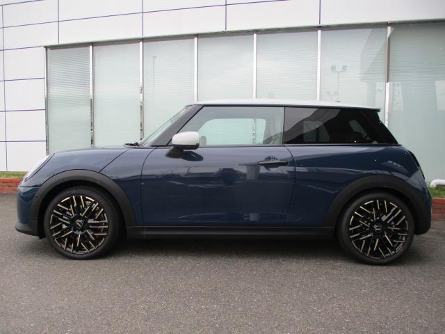 ＭＩＮＩ クーパーＳ　フェイバリット・トリム　１８ＡＷ　ＡＣＣ　全方位カメラ　ＨＵＤ　デモカー禁煙　アダプティブＬＥＤヘッドライト　オートハイビーム　シートヒーター　ステアリングヒーター　電動シート　アップルカープレイ（5枚目）