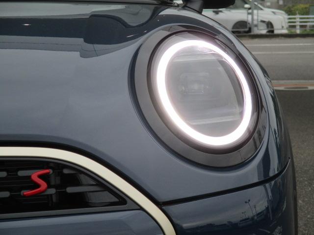 ＭＩＮＩ クーパーＳ　フェイバリット・トリム　１８ＡＷ　ＡＣＣ　全方位カメラ　ＨＵＤ　デモカー禁煙　アダプティブＬＥＤヘッドライト　オートハイビーム　シートヒーター　ステアリングヒーター　電動シート　アップルカープレイ（6枚目）