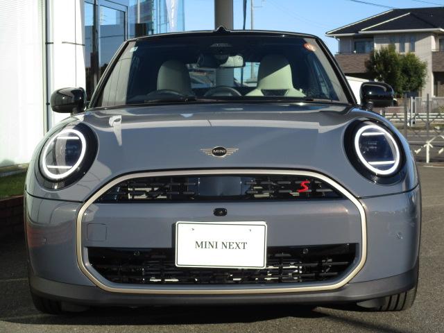 ＭＩＮＩ クーパーＳ　コンバーチブル　フェイバリット・トリム　１８ＡＷ　ＡＣＣ　全方位カメラ　ＨＵＤデモカー禁煙　アダプティブＬＥＤヘッドライト　オートハイビーム　シート・ステアリングヒーター　電動シート　フェイバードトリム（2枚目）