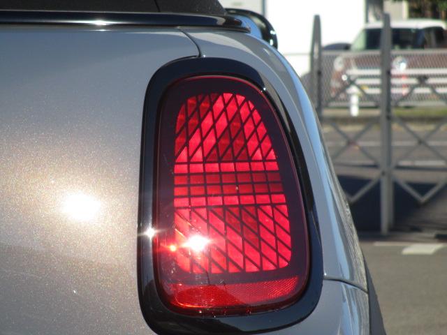 ＭＩＮＩ クーパーＳ　コンバーチブル　フェイバリット・トリム　１８ＡＷ　ＡＣＣ　全方位カメラ　ＨＵＤデモカー禁煙　アダプティブＬＥＤヘッドライト　オートハイビーム　シート・ステアリングヒーター　電動シート　フェイバードトリム（7枚目）