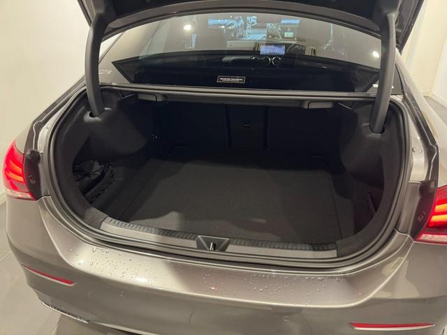 Aクラスセダン A180 スタイルセダン AMGライン ワンオーナー 弊社ユーザー様お下取り車 メモリ付きパワーシート シートヒーター 純正ドラレコ TV ETC ワイヤレスチャージング 認定中古車保証2年(11枚目)