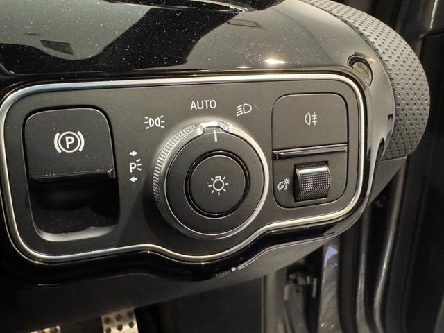 Aクラスセダン A180 スタイルセダン AMGライン ワンオーナー 弊社ユーザー様お下取り車 メモリ付きパワーシート シートヒーター 純正ドラレコ TV ETC ワイヤレスチャージング 認定中古車保証2年(20枚目)