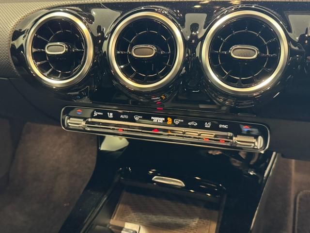 Aクラスセダン A180 スタイルセダン AMGライン ワンオーナー 弊社ユーザー様お下取り車 メモリ付きパワーシート シートヒーター 純正ドラレコ TV ETC ワイヤレスチャージング 認定中古車保証2年(26枚目)