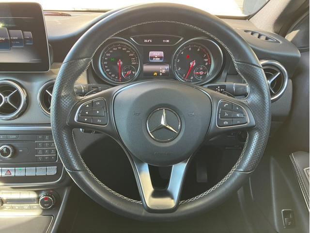 平均的な肩幅にサイズを合わせる事で、ドライバーは自然にステアリングを握ることができます。　少し太めのステアリングは小さな握力でも操作ができ、長距離のドライブでも疲労を軽減させます。