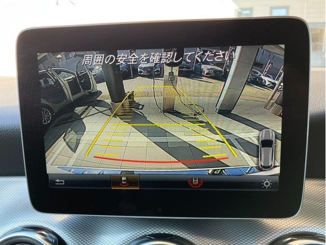 【パーキングアシストリアビューカメラ】　リバースに連動し、車両後方の映像をメインディスプレイに表示します。鮮明な画像、正確な予測ラインにより後退時の運転操作をサポートします。展示場にてご確認ください。