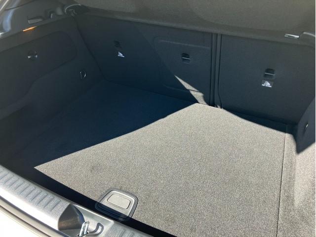 メルセデス・ベンツの広いトランクルームは、ゴルフバックは勿論、様々な荷物の収納に役立ちます。展示場にて実際に車載するお荷物でお試し頂けますのでお気軽にご相談ください。ＴＥＬ：０５４−２０３−２００１