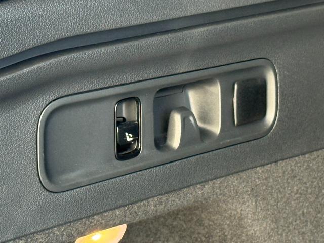 GLC GLC43 4マチックAMGレザエクスクルシブパケジ ヘッドアップディスプレイ ブルメスター3Dサラウンドサウンドシステム パノラミックスライディングルーフ シートヒーター シートベンチレーター 360°カメラ 弊社デモカーアップ 新車保証継承 禁煙車(14枚目)