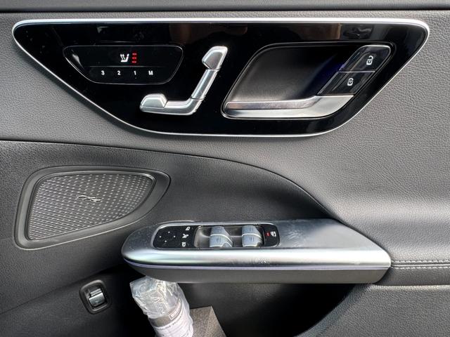 �����Z�f�X�E�x���c�̃{�f�B�\���́A�Ռ��z���X�y�[�X���\���m�ۂ��邱�ƂŖ�����Փ˂��Ă��܂����ۂł��Ռ����u���ɘa�炰�܂��B�@����Ɋ��ȃt���[��������A�l�̏�Ԃ��Ă���R�b�N�s�b�g�����܂��B