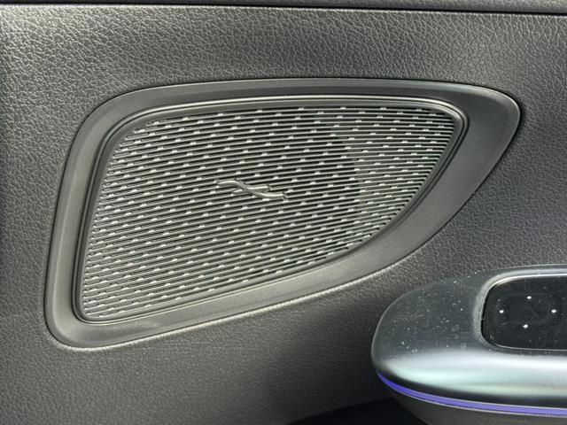 �y�p�[�L���O�A�V�X�g���A�r���[�J�����z�@���o�[�X�ɘA�����A�ԗ�����̉f�������C���f�B�X�v���C�ɕ\�����܂��B�N���ȉ摜�A���m�ȗ\�����C���ɂ���ގ��̉^�]������T�|�[�g���܂��B�W����ɂĂ��m�F���������B