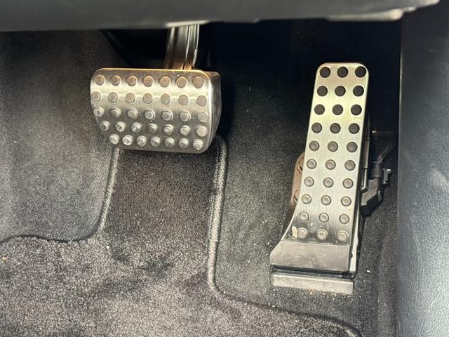 �����Z�f�X�E�x���c�̃{�f�B�\���́A�Ռ��z���X�y�[�X���\���m�ۂ��邱�ƂŖ�����Փ˂��Ă��܂����ۂł��Ռ����u���ɘa�炰�܂��B�@����Ɋ��ȃt���[��������A�l�̏�Ԃ��Ă���R�b�N�s�b�g�����܂��B