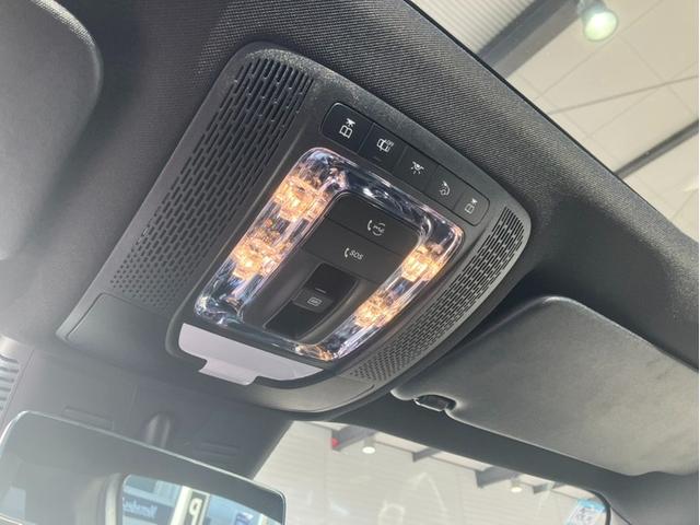 �����Z�f�X�E�x���c�̃{�f�B�\���́A�Ռ��z���X�y�[�X���\���m�ۂ��邱�ƂŖ�����Փ˂��Ă��܂����ۂł��Ռ����u���ɘa�炰�܂��B�@����Ɋ��ȃt���[��������A�l�̏�Ԃ��Ă���R�b�N�s�b�g�����܂��B