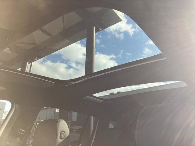 �K���X�E�X���C�f�B���O���[�t���̗p���Ă���܂��B�V�C�̗ǂ����ɊJ���Ă��������ƁA�����ƈႤ�h���C�u�ɂȂ鎖�ԈႢ����܂���B�V�Ԏ��̃I�v�V�����ׁ̈A���ÎԂ͌ォ�瑕�����鎖�͂ł��܂���B