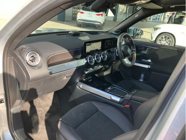 �����Z�f�X�E�x���c�̃{�f�B�\���́A�Ռ��z���X�y�[�X���\���m�ۂ��邱�ƂŖ�����Փ˂��Ă��܂����ۂł��Ռ����u���ɘa�炰�܂��B�@����Ɋ��ȃt���[��������A�l�̏�Ԃ��Ă���R�b�N�s�b�g�����܂��B