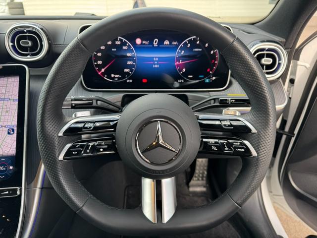 ���ϓI�Ȍ����ɃT�C�Y�����킹�鎖�ŁA�h���C�o�[�͎��R�ɃX�e�A�����O�����邱�Ƃ��ł��܂��B�@�������߂̃X�e�A�����O�͏����Ȉ��͂ł����삪�ł��A�������̃h���C�u�ł���J���y�������܂��B