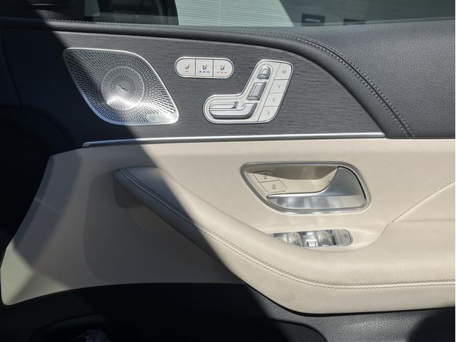 �y�p�[�L���O�A�V�X�g���A�r���[�J�����z���o�[�X�ɘA�����A�ԗ�����̉f�����f�B�X�v���C�ɕ\�����܂��B�N���ȉ摜�A���m�ȗ\�����C���ɂ���ގ��̉^�]������T�|�[�g���܂��B