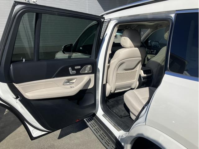 �����Z�f�X�E�x���c�̃{�f�B�\���́A�Ռ��z���X�y�[�X���\���m�ۂ��邱�ƂŖ�����Փ˂��Ă��܂����ۂł��Ռ����u���ɘa�炰�܂��B�@����Ɋ��ȃt���[��������A�l�̏�Ԃ��Ă���R�b�N�s�b�g�����܂��B