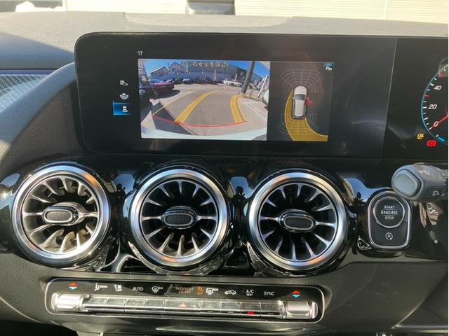 �y�p�[�L���O�A�V�X�g���A�r���[�J�����z�@���o�[�X�ɘA�����A�ԗ�����̉f�������C���f�B�X�v���C�ɕ\�����܂��B�N���ȉ摜�A���m�ȗ\�����C���ɂ���ގ��̉^�]������T�|�[�g���܂��B�W����ɂĂ��m�F���������B