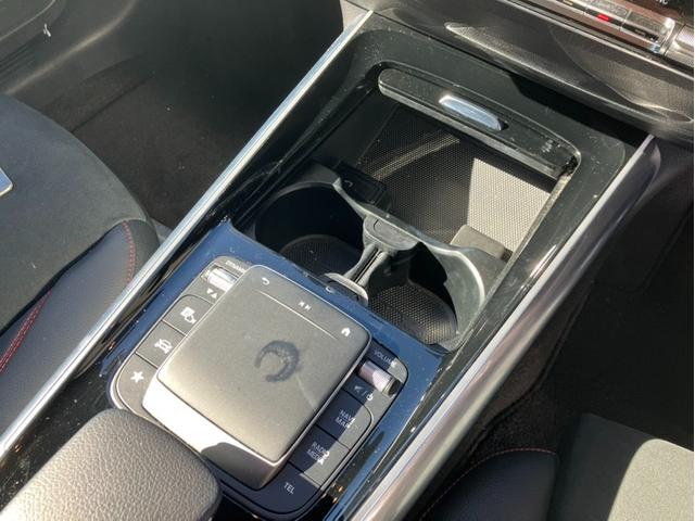 �����n�[�h�f�B�X�N�i�r�𓋍ڂ��Ă��܂��B�X�}�[�g�t�H������Ɏ����ƂȂ��ʘb�ł���n���Y�t���[�@�\�i�a�����������������j�𑕔����Ă���܂��B�������a�����������������I�[�f�B�I�����g�p�����܂��B