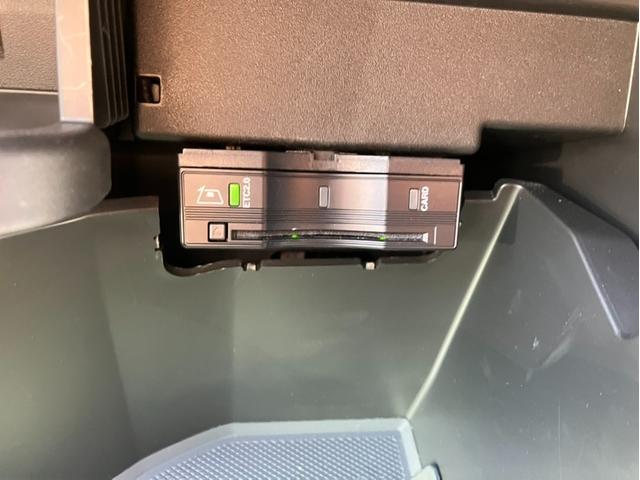 �d�s�b�ԍڊ�𑕔����Ă���܂��B�l�X�Ȋ��������K�p����܂��̂ŁA���݂ł͕K�{�����ƌ����鑕���ɂȂ�܂����B���݃J�[�h���������ł�����A�����ɗ��p�\�ł������܂��B