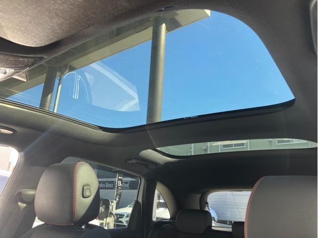 �K���X�E�X���C�f�B���O���[�t���̗p���Ă���܂��B�V�C�̗ǂ����ɊJ���Ă��������ƁA�����ƈႤ�h���C�u�ɂȂ鎖�ԈႢ����܂���B�V�Ԏ��̃I�v�V�����ׁ̈A���ÎԂ͌ォ�瑕�����鎖�͂ł��܂���B